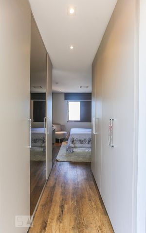 Apartamento à venda com 130m², 2 quartos e 3 vagas Apartamento à venda com 130m², 2 quartos e 3 vagasCloset Suite 1