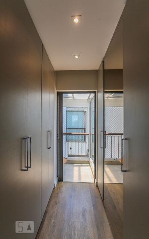 Apartamento à venda com 130m², 2 quartos e 3 vagas Apartamento à venda com 130m², 2 quartos e 3 vagasCloset Suite 1