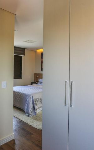 Apartamento à venda com 130m², 2 quartos e 3 vagas Apartamento à venda com 130m², 2 quartos e 3 vagasCloset Suite 1
