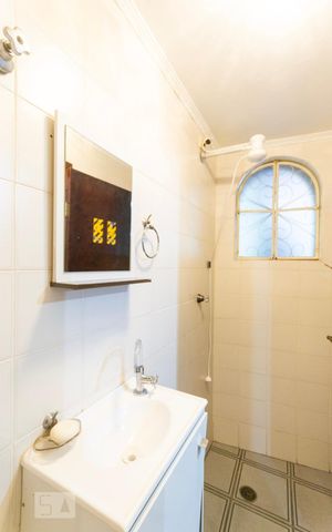 Casa à venda com 211m², 3 quartos e 3 vagas Casa à venda com 211m², 3 quartos e 3 vagasBanheiro de Serviço