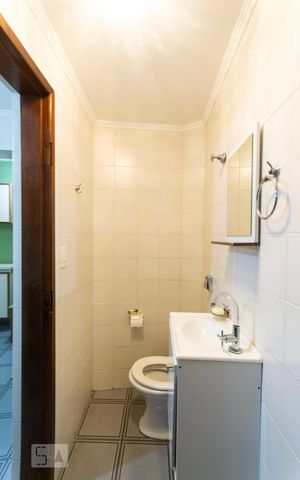 Casa à venda com 211m², 3 quartos e 3 vagas Casa à venda com 211m², 3 quartos e 3 vagasBanheiro de Serviço