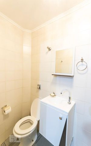Casa à venda com 211m², 3 quartos e 3 vagas Casa à venda com 211m², 3 quartos e 3 vagasBanheiro de Serviço