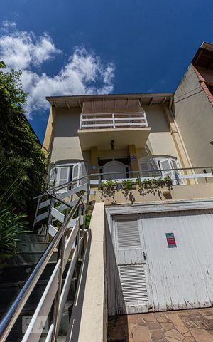 Casa à venda com 357m², 4 quartos e 3 vagas Casa à venda com 357m², 4 quartos e 3 vagasFachada
