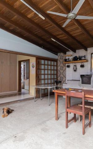 Casa à venda com 291m², 4 quartos e 2 vagas Casa à venda com 291m², 4 quartos e 2 vagasÁrea Externa/Churrasqueira