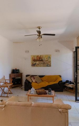 Casa à venda com 170m², 3 quartos e 3 vagas Casa à venda com 170m², 3 quartos e 3 vagasSalas