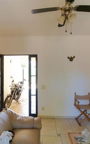 Casa à venda com 170m², 3 quartos e 3 vagas Casa à venda com 170m², 3 quartos e 3 vagasSalas