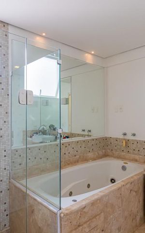 Apartamento à venda com 265m², 3 quartos e 5 vagas Apartamento à venda com 265m², 3 quartos e 5 vagasBanheiro da Suíte 2