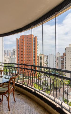 Apartamento à venda com 265m², 3 quartos e 5 vagas Apartamento à venda com 265m², 3 quartos e 5 vagasVaranda