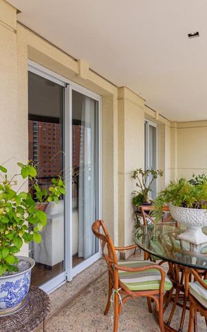 Apartamento à venda com 265m², 3 quartos e 5 vagas Apartamento à venda com 265m², 3 quartos e 5 vagasVaranda