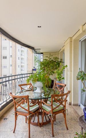 Apartamento à venda com 265m², 3 quartos e 5 vagas Apartamento à venda com 265m², 3 quartos e 5 vagasVaranda