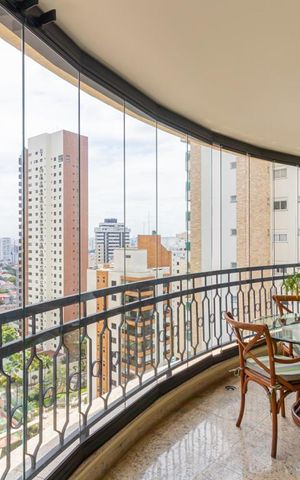 Apartamento à venda com 265m², 3 quartos e 5 vagas Apartamento à venda com 265m², 3 quartos e 5 vagasVaranda
