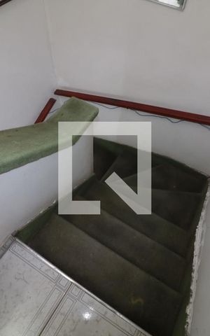Casa à venda com 182m², 3 quartos e 2 vagasEscada de acesso aos dormitorios