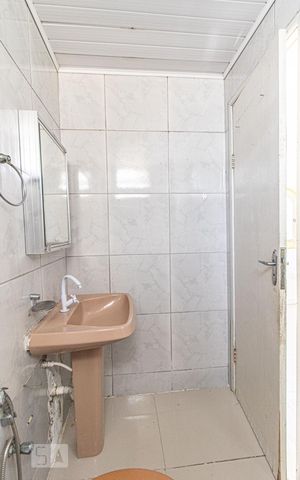 Casa para alugar com 70m², 2 quartos e 1 vaga Casa para alugar com 70m², 2 quartos e 1 vagaBanheiro Social