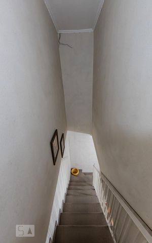 Casa à venda com 106m², 2 quartos e 2 vagas Casa à venda com 106m², 2 quartos e 2 vagasEscada
