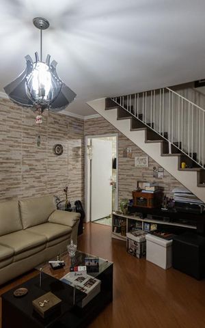 Casa à venda com 106m², 2 quartos e 2 vagas Casa à venda com 106m², 2 quartos e 2 vagasSala
