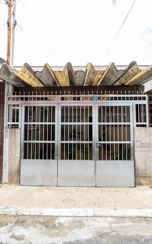 Casa à venda com 106m², 2 quartos e 2 vagas Casa à venda com 106m², 2 quartos e 2 vagasFachada
