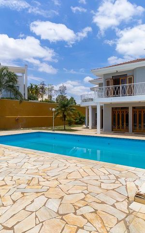 Casa à venda com 700m², 5 quartos e 8 vagas Casa à venda com 700m², 5 quartos e 8 vagasQuintal