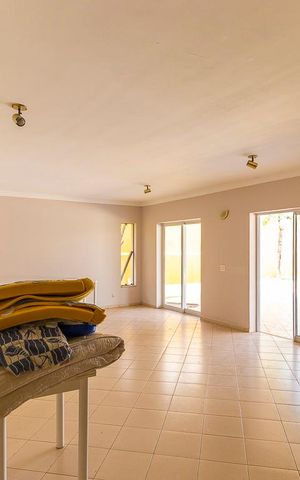 Casa à venda com 700m², 5 quartos e 8 vagas Casa à venda com 700m², 5 quartos e 8 vagasSalão de festas