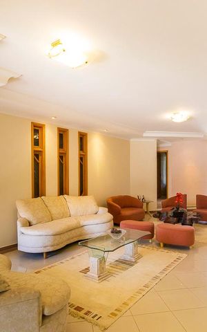 Casa à venda com 700m², 5 quartos e 8 vagas Casa à venda com 700m², 5 quartos e 8 vagasSala de estar