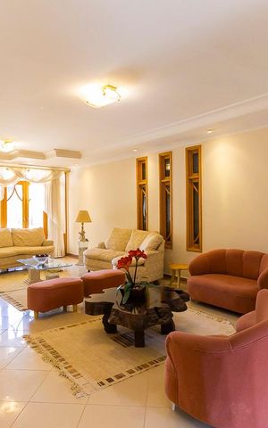 Casa à venda com 700m², 5 quartos e 8 vagas Casa à venda com 700m², 5 quartos e 8 vagasSala de estar