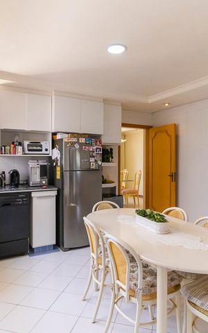 Casa à venda com 700m², 5 quartos e 8 vagas Casa à venda com 700m², 5 quartos e 8 vagasCozinha