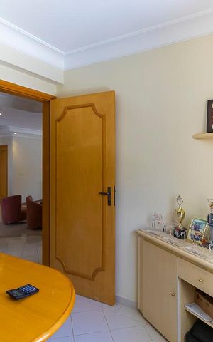 Casa à venda com 700m², 5 quartos e 8 vagas Casa à venda com 700m², 5 quartos e 8 vagasEscritório