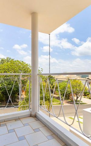 Casa à venda com 700m², 5 quartos e 8 vagas Casa à venda com 700m², 5 quartos e 8 vagasQuarto 2 - Suíte 2