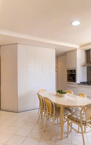 Casa à venda com 700m², 5 quartos e 8 vagas Casa à venda com 700m², 5 quartos e 8 vagasCozinha