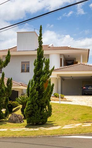 Casa à venda com 700m², 5 quartos e 8 vagas Casa à venda com 700m², 5 quartos e 8 vagasFachada