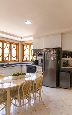 Casa à venda com 700m², 5 quartos e 8 vagas Casa à venda com 700m², 5 quartos e 8 vagasCozinha