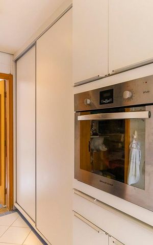 Casa à venda com 700m², 5 quartos e 8 vagas Casa à venda com 700m², 5 quartos e 8 vagasCozinha - Armários
