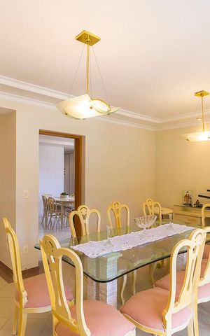 Casa à venda com 700m², 5 quartos e 8 vagas Casa à venda com 700m², 5 quartos e 8 vagasSala de jantar