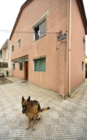 Casa à venda com 140m², 5 quartos e 2 vagasFachada
