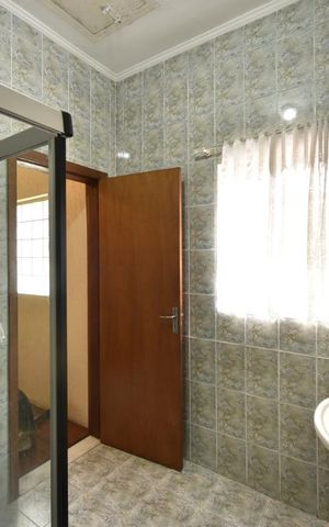 Casa à venda com 140m², 5 quartos e 2 vagasBanheiro