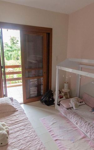 Casa de condomínio à venda com 304m², 4 quartos e 3 vagas Casa de condomínio à venda com 304m², 4 quartos e 3 vagasQuarto 4