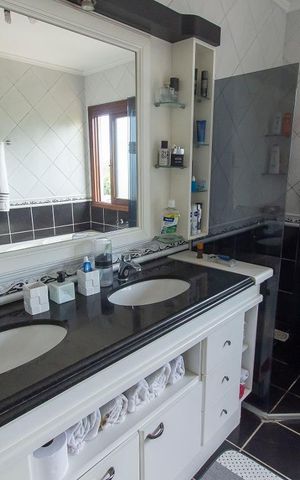 Casa de condomínio à venda com 304m², 4 quartos e 3 vagas Casa de condomínio à venda com 304m², 4 quartos e 3 vagasBanheiro da Suíte