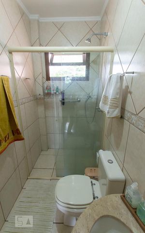 Casa de condomínio à venda com 304m², 4 quartos e 3 vagas Casa de condomínio à venda com 304m², 4 quartos e 3 vagasBanheiro Social