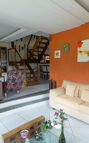 Casa de condomínio à venda com 304m², 4 quartos e 3 vagas Casa de condomínio à venda com 304m², 4 quartos e 3 vagasSala