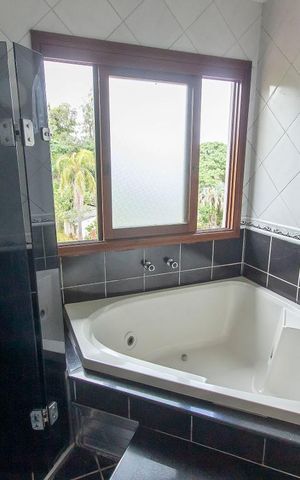 Casa de condomínio à venda com 304m², 4 quartos e 3 vagas Casa de condomínio à venda com 304m², 4 quartos e 3 vagasBanheiro da Suíte