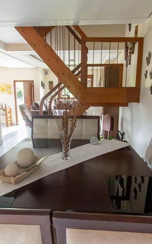 Casa de condomínio à venda com 304m², 4 quartos e 3 vagas Casa de condomínio à venda com 304m², 4 quartos e 3 vagasSala de Jantar