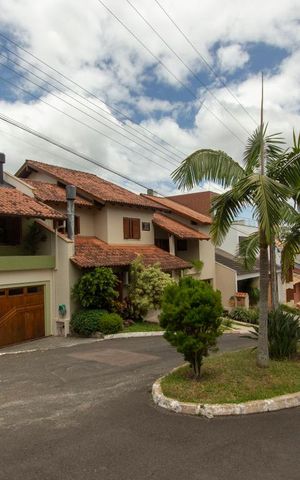 Casa de condomínio à venda com 304m², 4 quartos e 3 vagas Casa de condomínio à venda com 304m², 4 quartos e 3 vagasÁrea comum