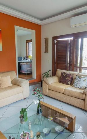 Casa de condomínio à venda com 304m², 4 quartos e 3 vagas Casa de condomínio à venda com 304m², 4 quartos e 3 vagasSala