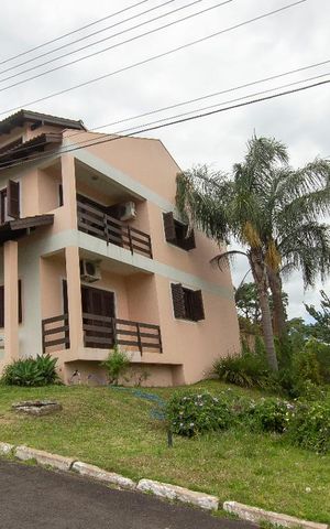 Casa de condomínio à venda com 304m², 4 quartos e 3 vagas Casa de condomínio à venda com 304m², 4 quartos e 3 vagasFachada