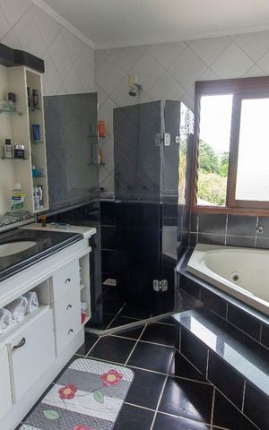 Casa de condomínio à venda com 304m², 4 quartos e 3 vagas Casa de condomínio à venda com 304m², 4 quartos e 3 vagasBanheiro da Suíte