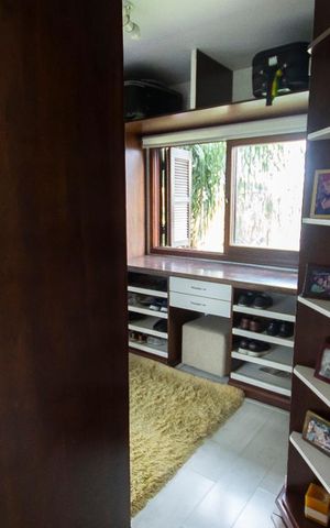 Casa de condomínio à venda com 304m², 4 quartos e 3 vagas Casa de condomínio à venda com 304m², 4 quartos e 3 vagasCloset da suíte