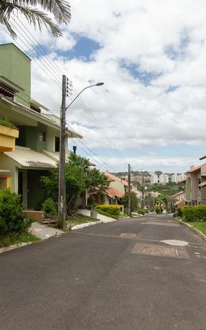 Casa de condomínio à venda com 304m², 4 quartos e 3 vagas Casa de condomínio à venda com 304m², 4 quartos e 3 vagasÁrea comum