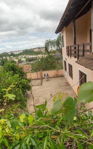 Casa de condomínio à venda com 304m², 4 quartos e 3 vagas Casa de condomínio à venda com 304m², 4 quartos e 3 vagasÁrea Externa - fundos