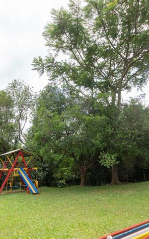 Casa de condomínio à venda com 304m², 4 quartos e 3 vagas Casa de condomínio à venda com 304m², 4 quartos e 3 vagasÁrea Comum - Playground