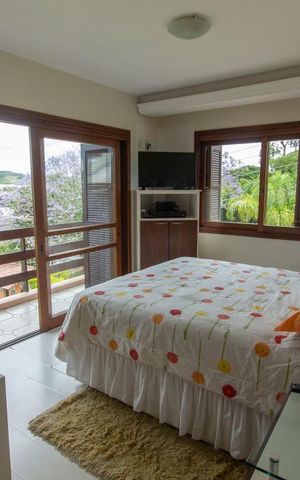Casa de condomínio à venda com 304m², 4 quartos e 3 vagas Casa de condomínio à venda com 304m², 4 quartos e 3 vagasSuíte