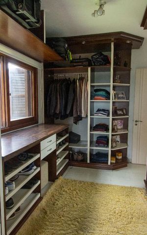 Casa de condomínio à venda com 304m², 4 quartos e 3 vagas Casa de condomínio à venda com 304m², 4 quartos e 3 vagasCloset da suíte